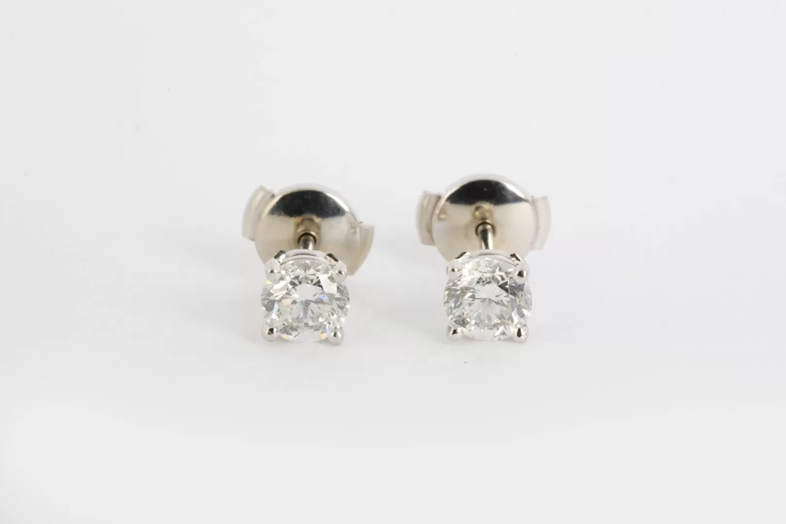 14k White Gold 0.96tcw Diamond Stud Earrings (1.32g.)