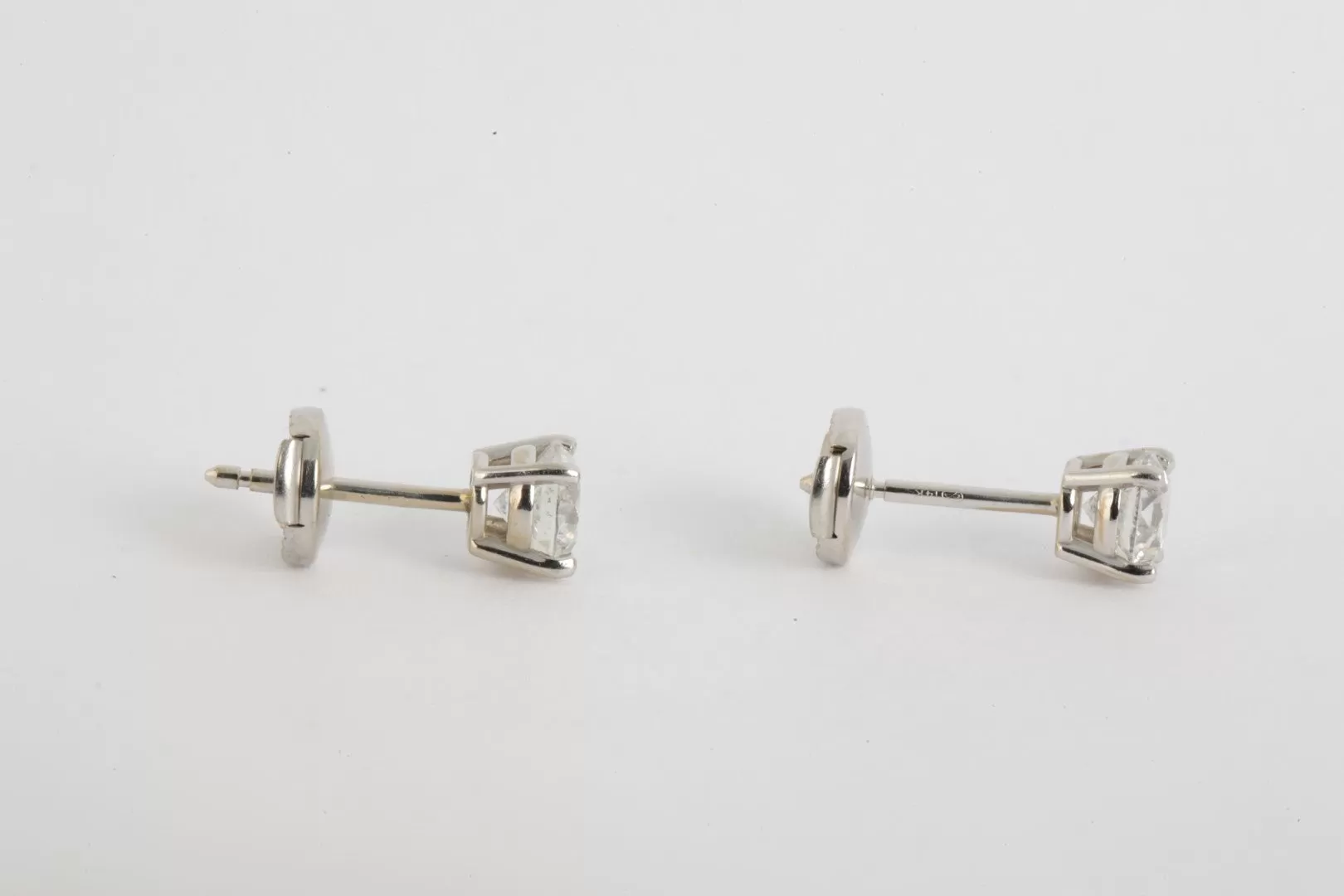 14k White Gold 0.96tcw Diamond Stud Earrings (1.32g.)